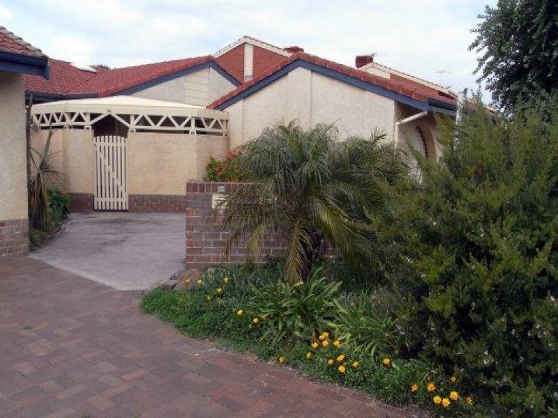 66 Sandpiper Place, WEST LAKES SHORE — image 1