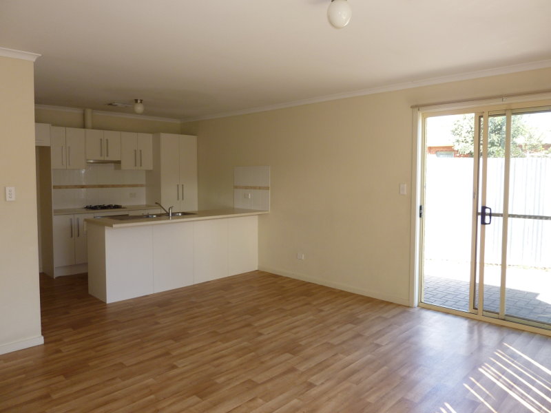 1/10 Shrewton Court, SALISBURY NORTH — image 2