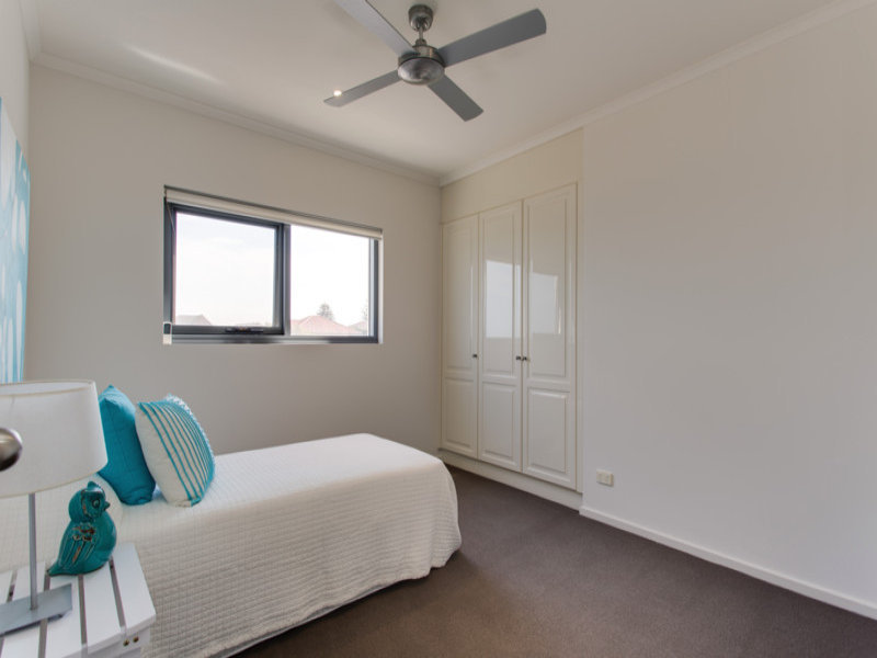 22A The Esplanade, SOMERTON PARK — image 3