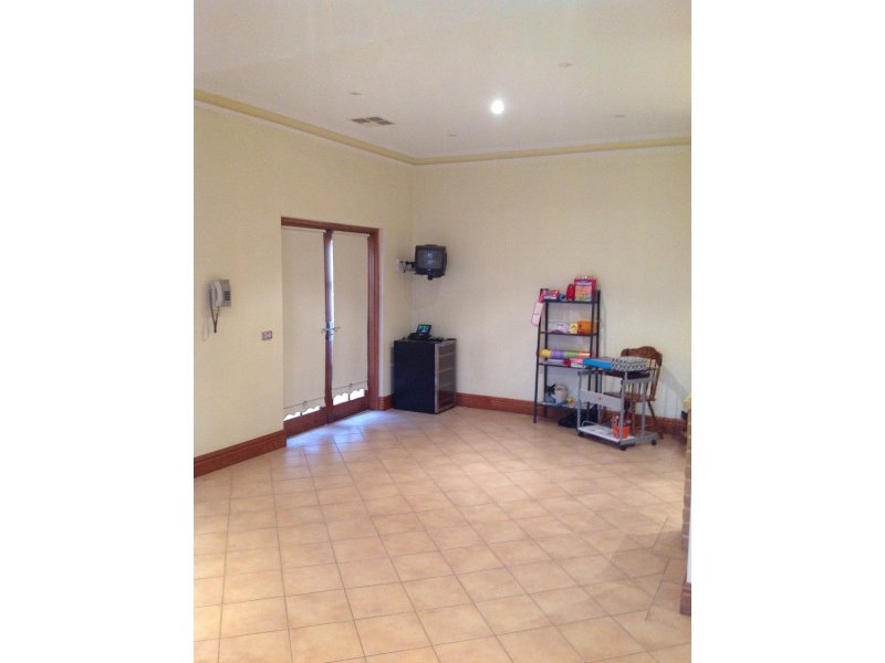 24 Wood Road, PARADISE — image 11