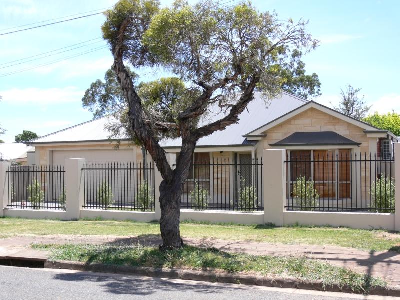 7 Maurice Avenue, ROSTREVOR — image 1