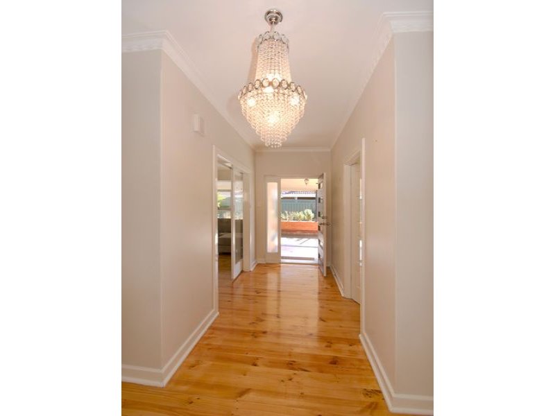 9 Nagle Crescent, NOVAR GARDENS — image 2