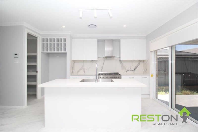 ORAN PARK - LUXURY FAMILY HOME 