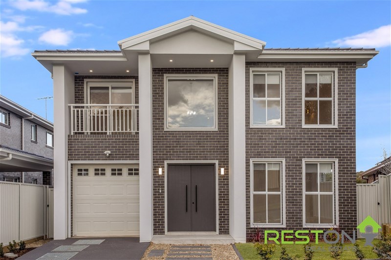 KINGS LANGLEY - Luxury Home