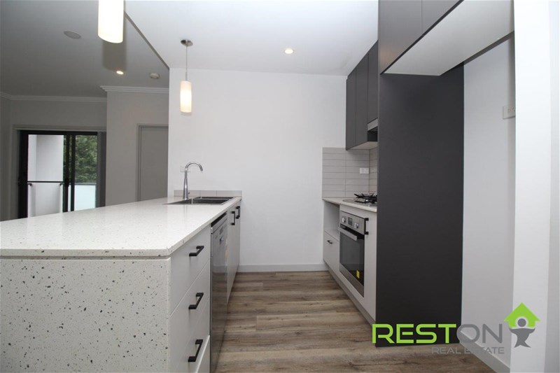 PENRITH - NEAR NEW LUXURY APARTMENT