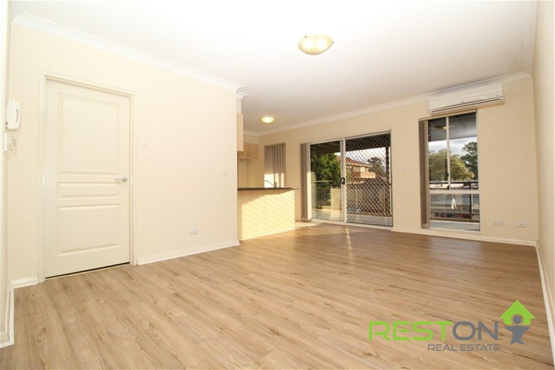 KINGSWOOD - Large and Modern Three Bedroom Apartment! 