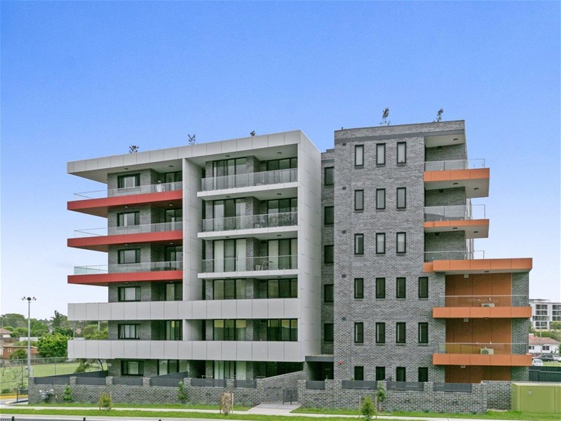 BLACKTOWN - LARGE ONE BEDROOM UNIT WITH STUDY