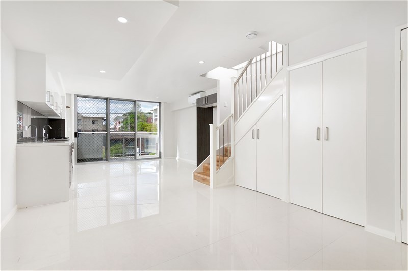 BLACKTOWN - MODERN APARTMENT ONLY MINUTES WALK TO SHOPS AND STATION!