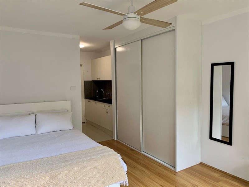 ANNANDALE - MODERN FURNISHED APARTMENT 
