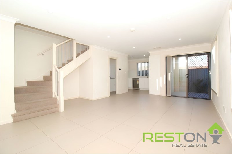 OXLEY PARK - SPACIOUS & MODERN
