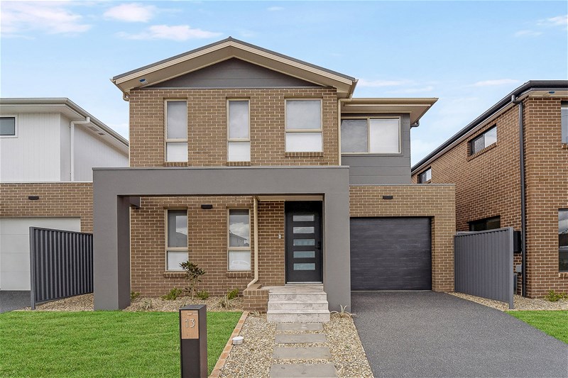 AUSTRAL - Luxurious Brand New 5 Bedroom Family Home