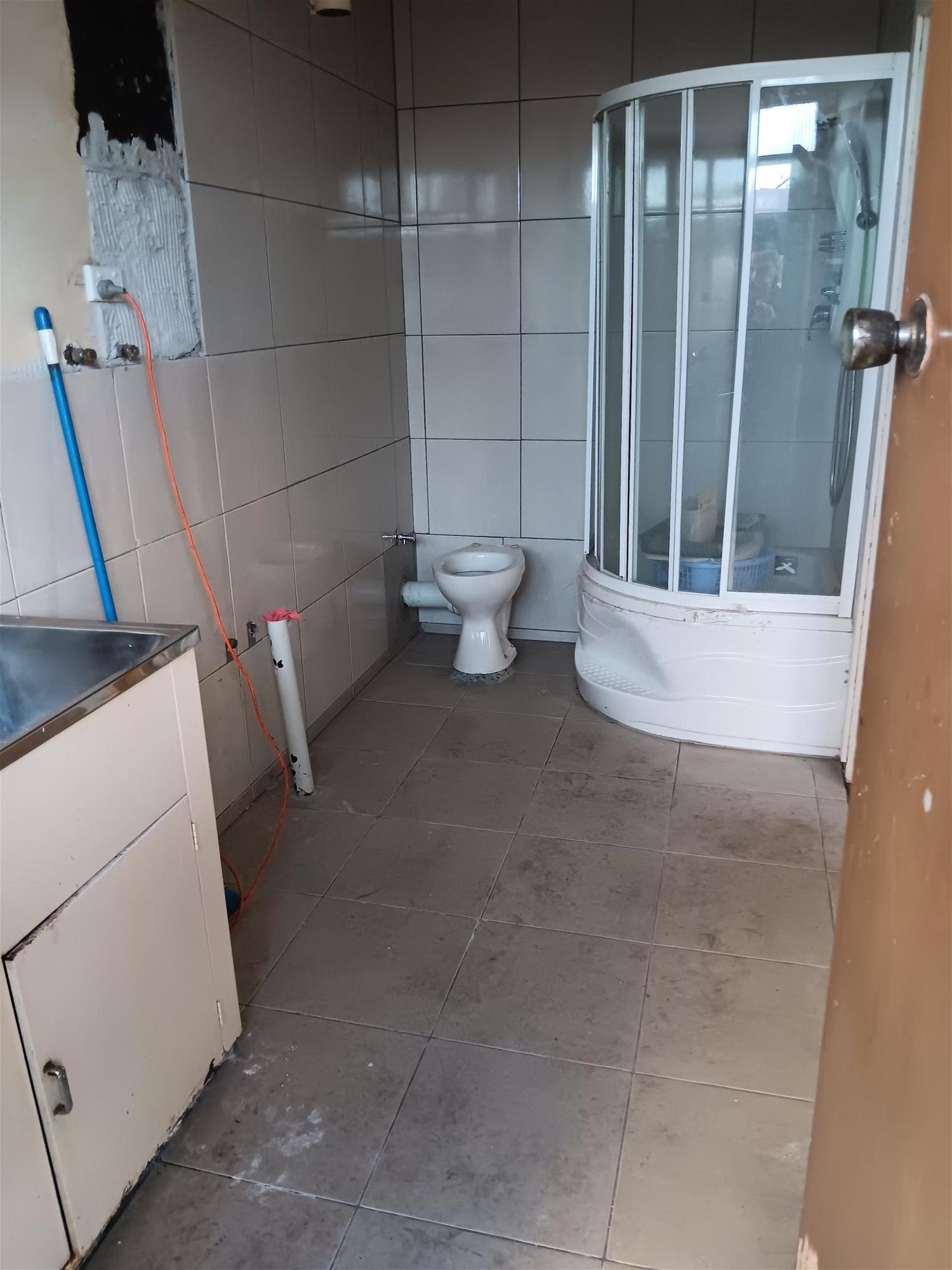 UNIQUE OPPORTUNITY TO SECURE RETAIL 9