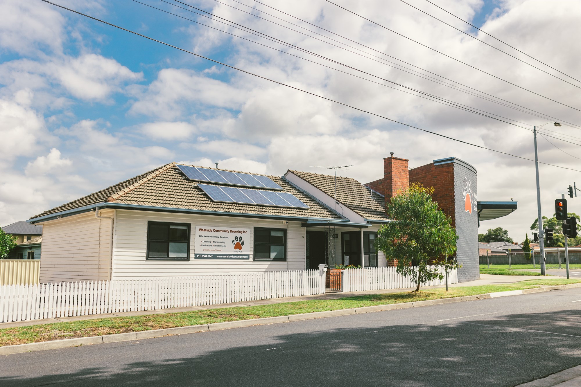 Prominent Prime Veterinary/Medical/Consulting Space Available for Lease in Sunshine!