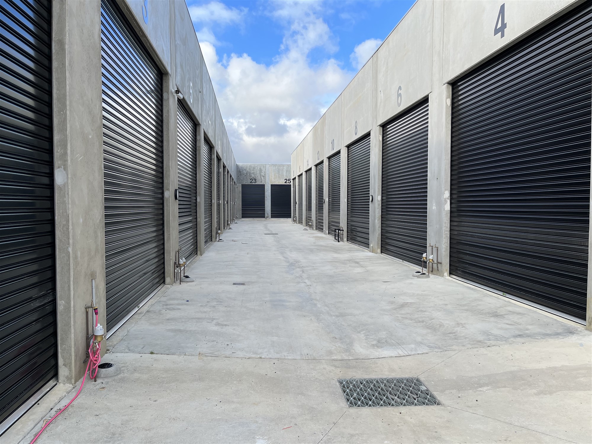 Spacious & Modern Industrial/Warehouse for 3