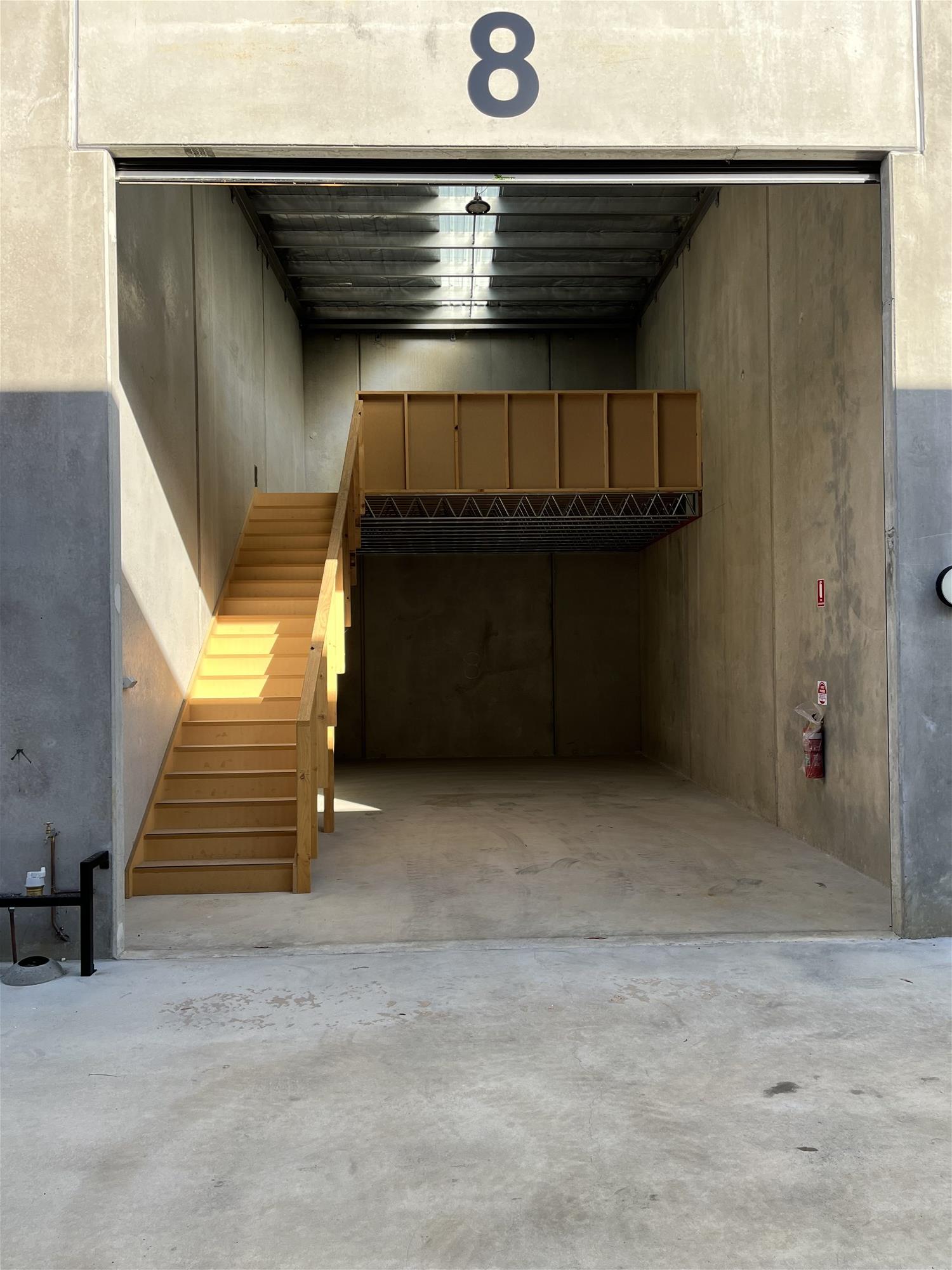 Spacious & Modern Industrial/Warehouse for 4