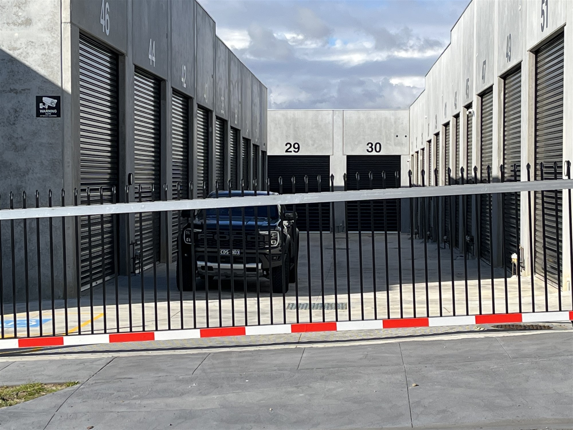 Spacious & Modern Industrial/Warehouse for 6