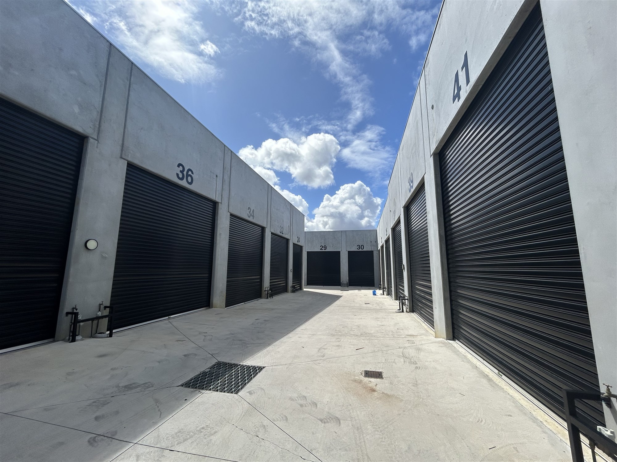 Spacious & Modern Industrial/Warehouse for 7