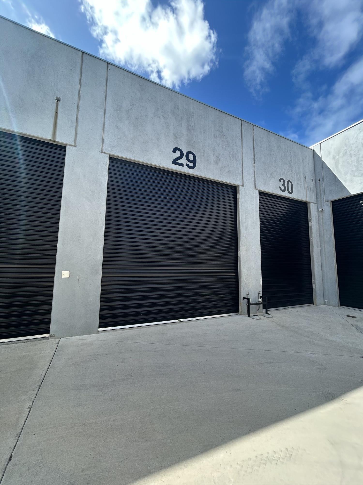 Spacious & Modern Industrial/Warehouse for 8
