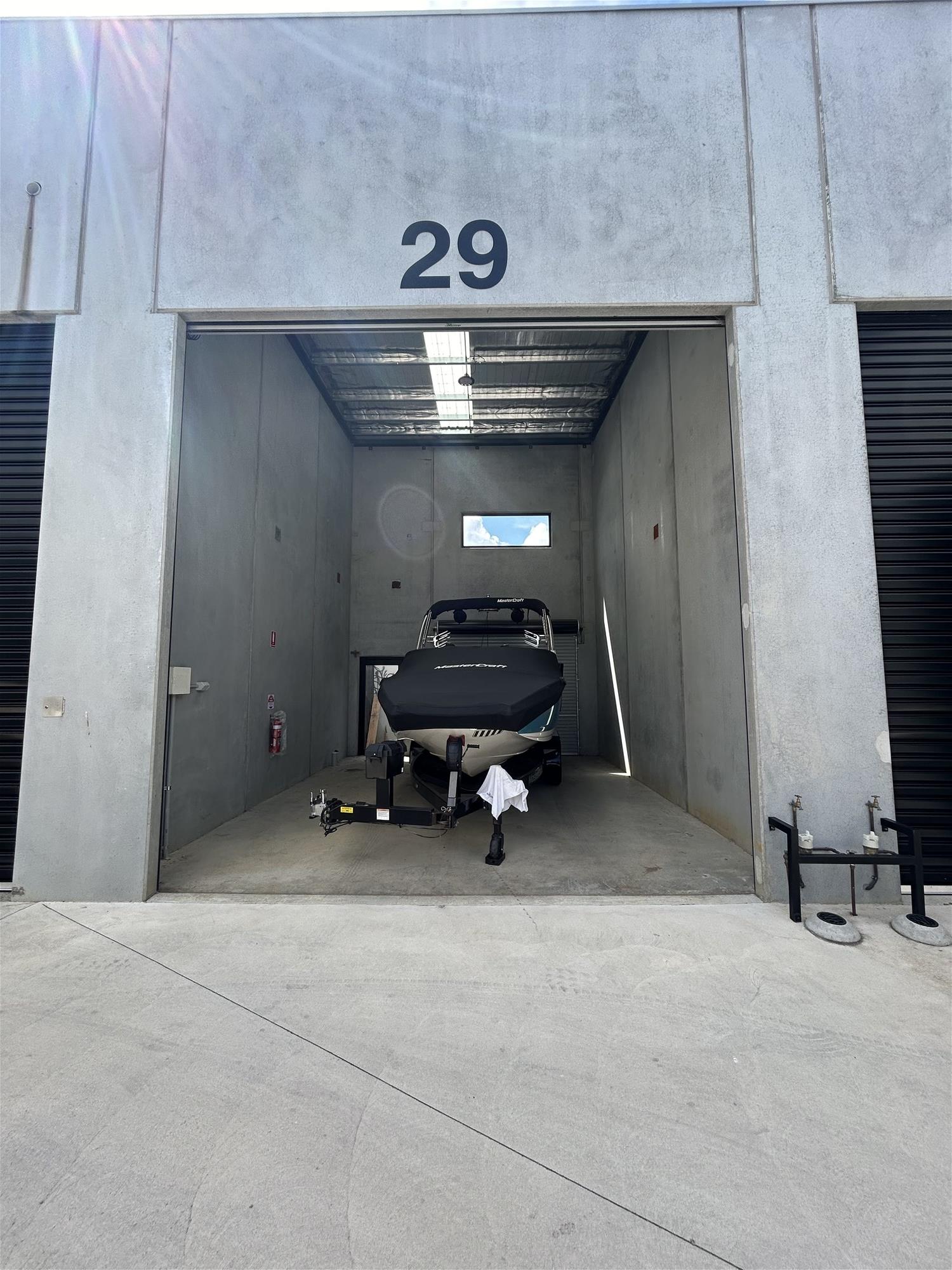 Spacious & Modern Industrial/Warehouse for 9