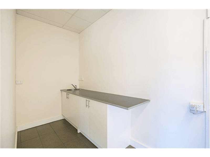 OUTSTANDING MODERN INNER CITY OFFICE 4