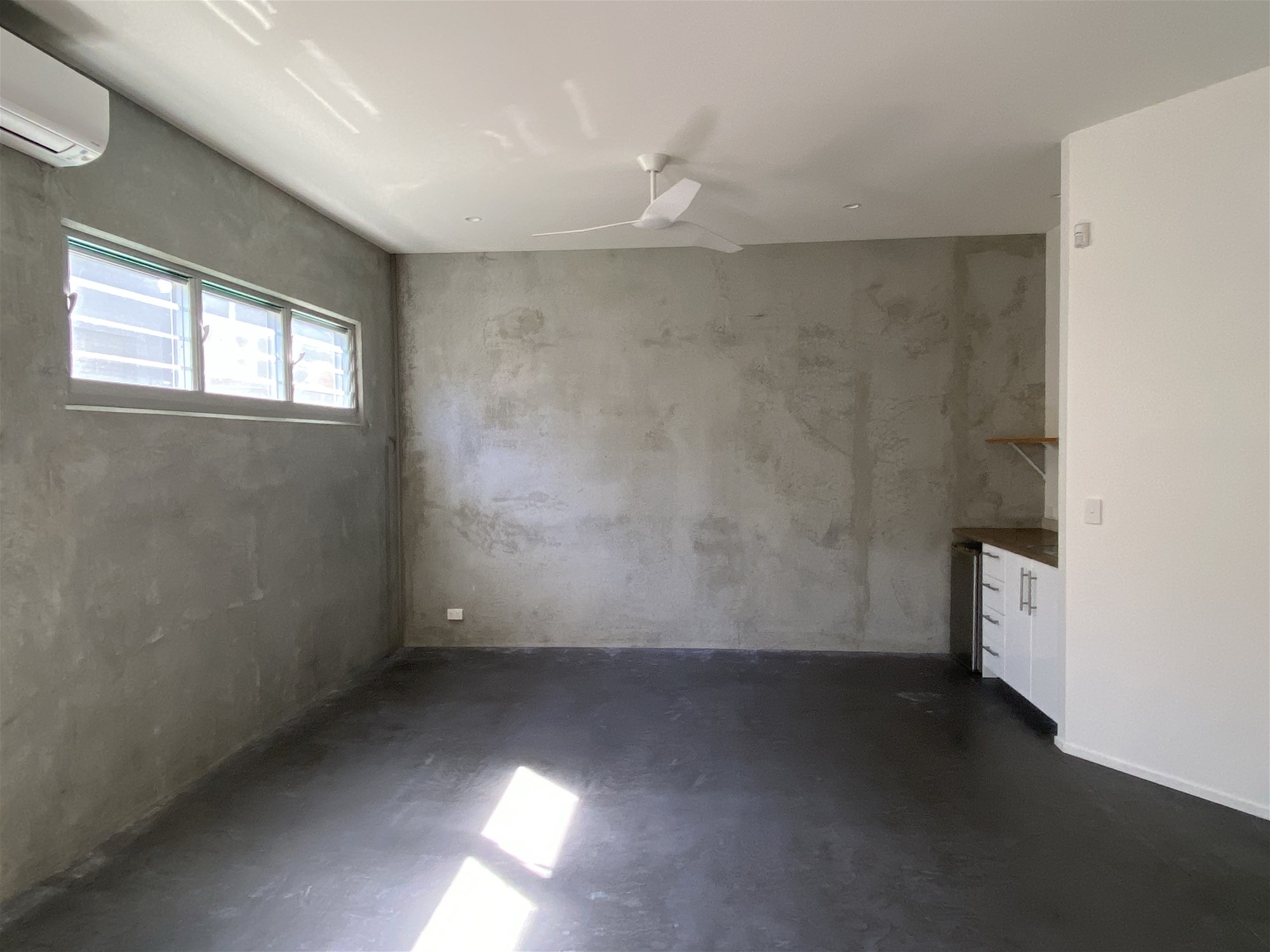 Office with Air Conditioning 2