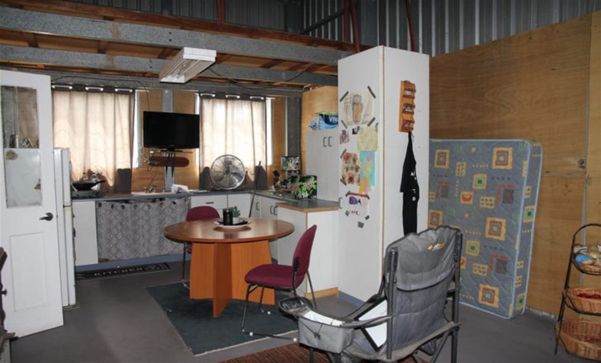 200 sqm shed / office 5