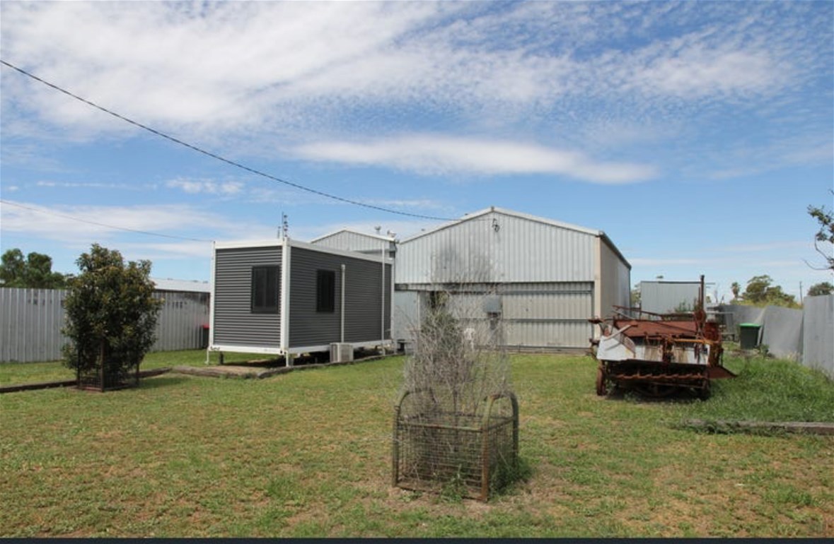 200 sqm shed / office 10