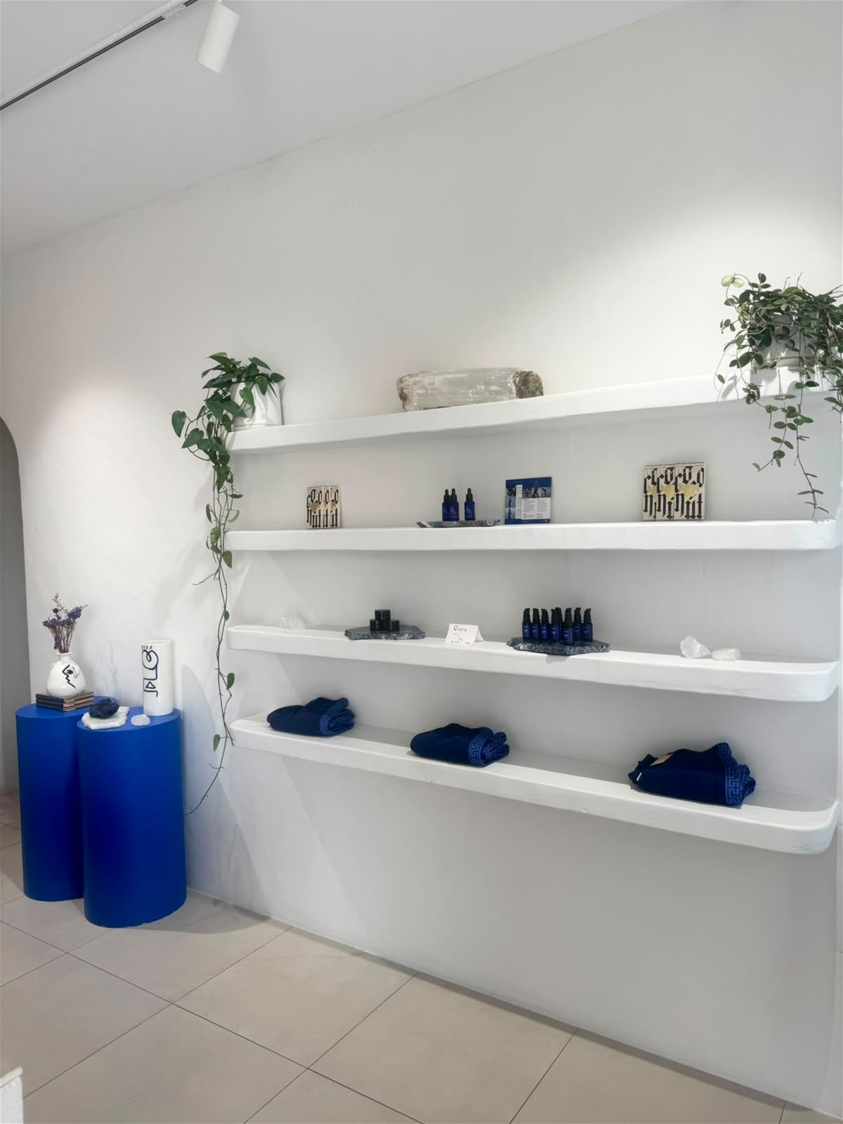 Showroom or retail space, photo 6