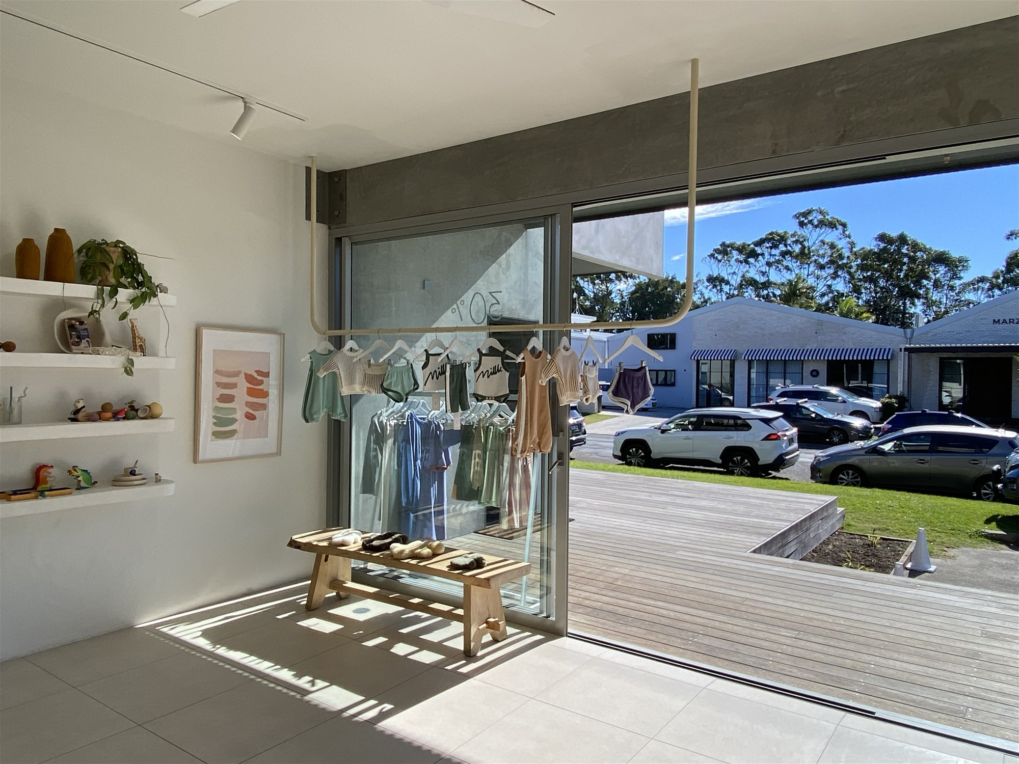 Showroom or retail space, photo 2