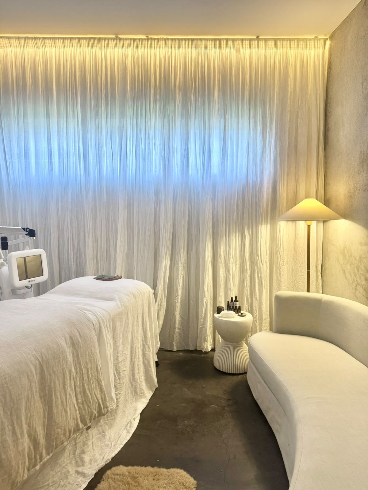 Treatment room plus reception/retail space, photo 2