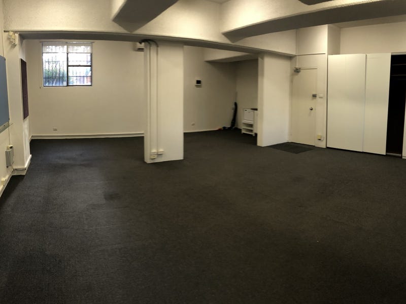Office with street frontage and 2