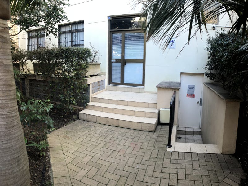 Office with street frontage and 6