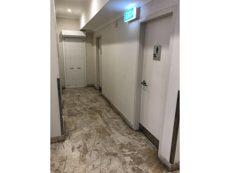 Office with street frontage and 7