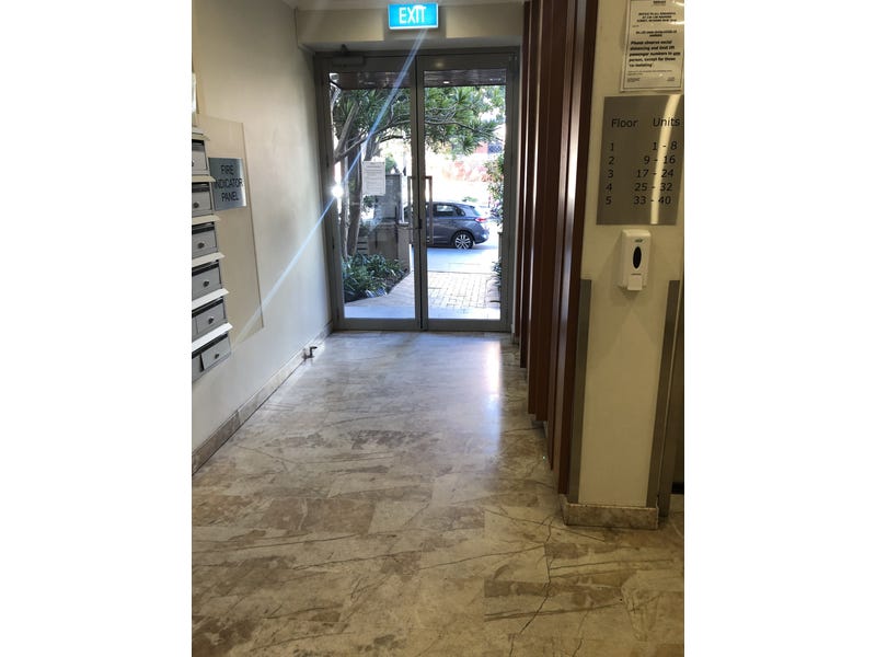 Office with street frontage and 8