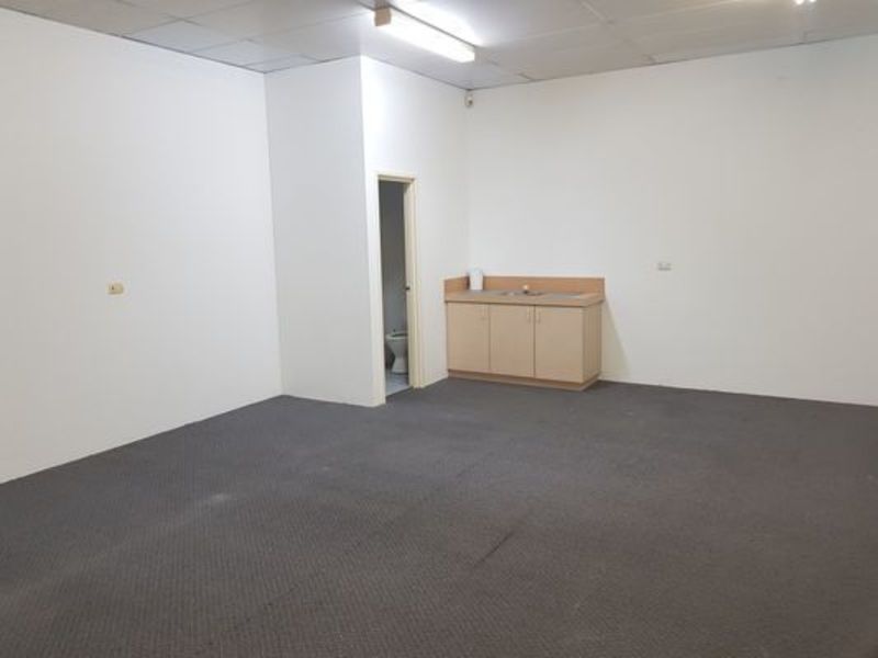 Well located office/warehouse/showroom in Willetton, 2