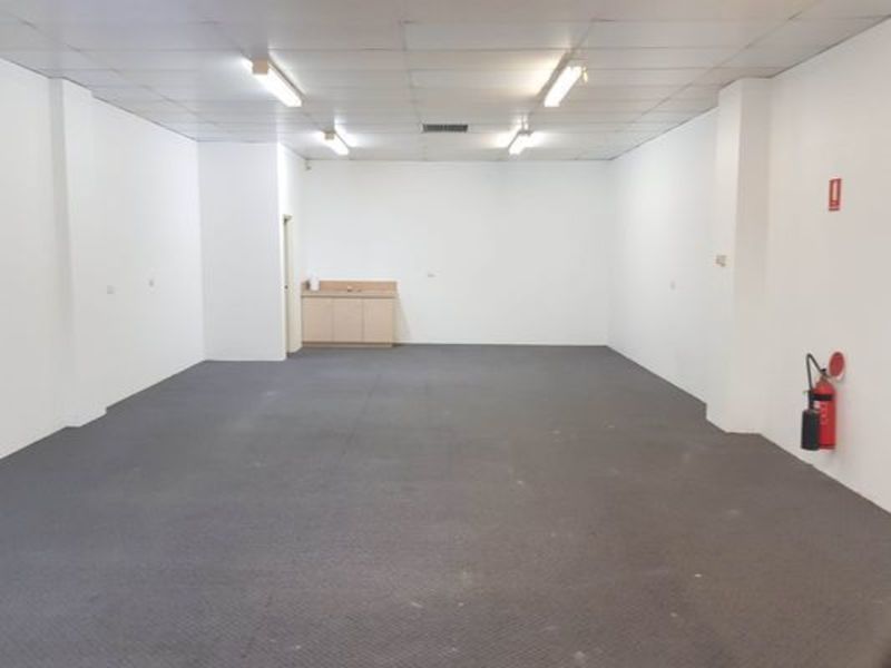 Well located office/warehouse/showroom in Willetton, 4