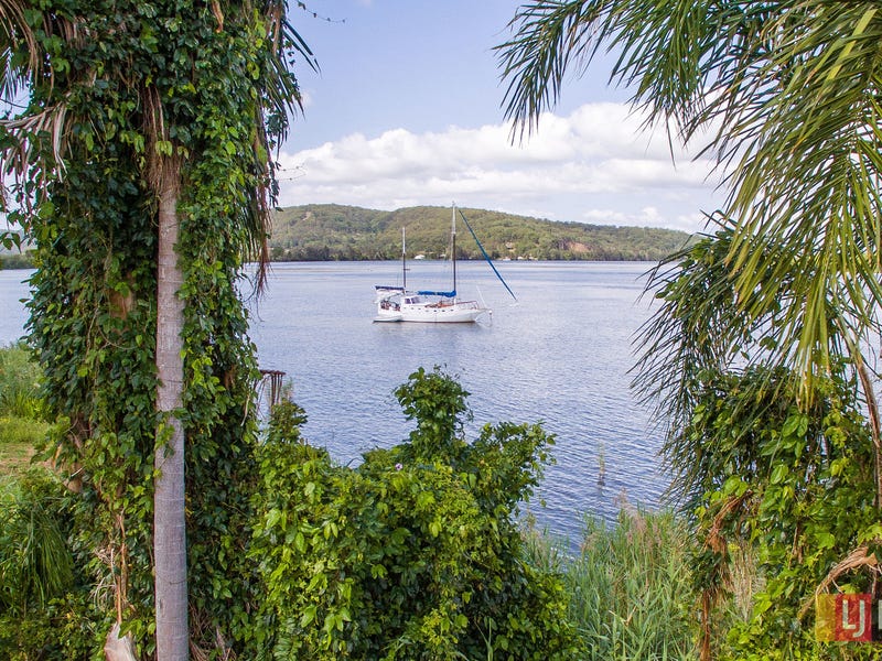 Absolute riverfront living in Maclean 3