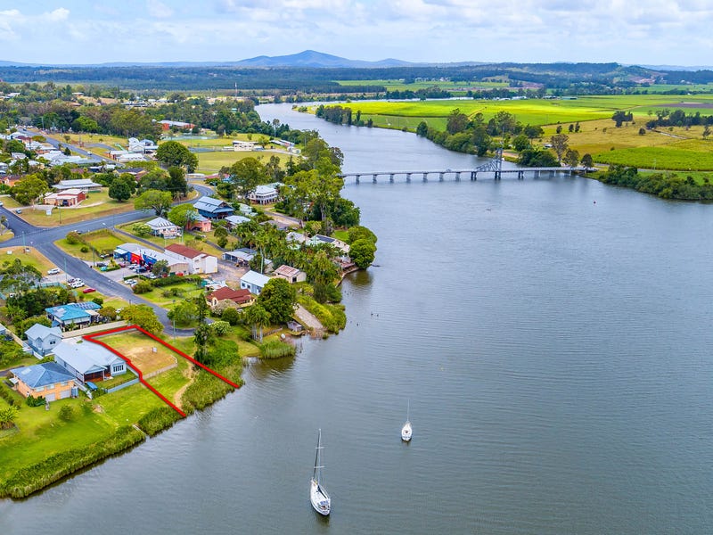 Absolute riverfront living in Maclean 5