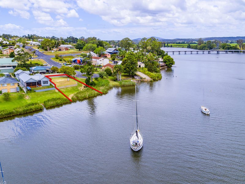 Absolute riverfront living in Maclean 10