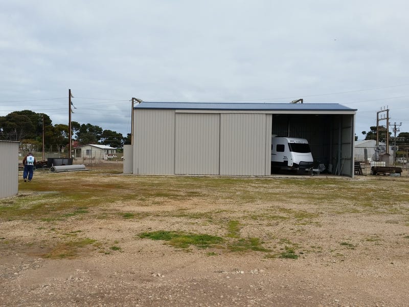1000m2 block with large shed