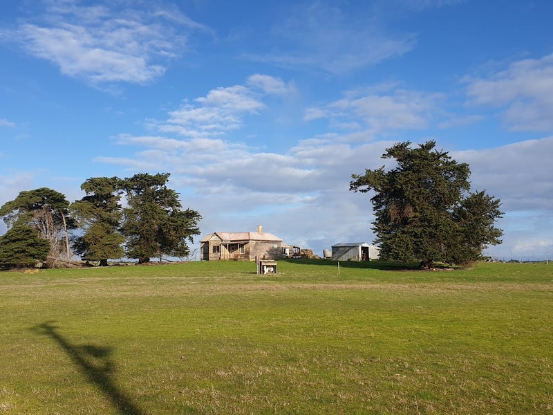 PORT FAIRY – YAMBUK  4.75 ACRES FARM HOUSE SHEDDING BORE UNDERGROUND POWER