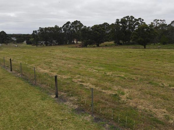 LOOKING FOR TOWN ACREAGE? 3
