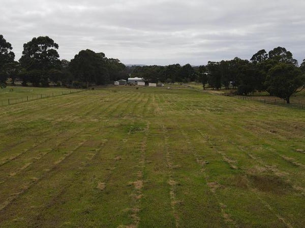 LOOKING FOR TOWN ACREAGE? 6