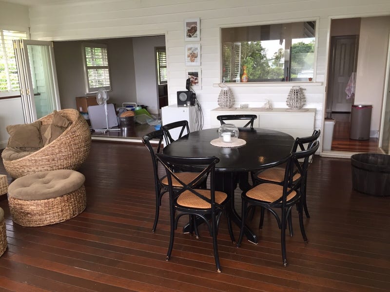 Spacious, three bedroom, pet friendly house in Taringa with a large back deck and yard