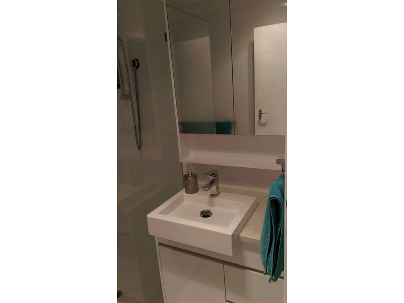 Modern 2 bedroom unit close 4