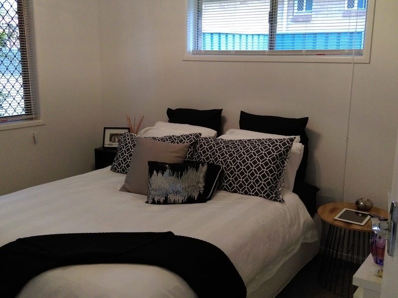 Modern 2 bedroom unit close 5