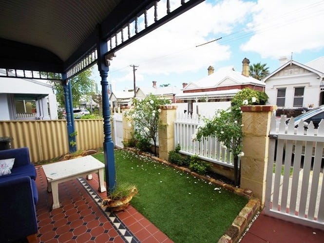 Character home, spacious backyard, minutes 3