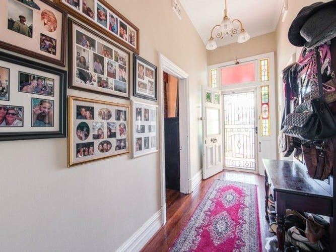 Character home, spacious backyard, minutes 4