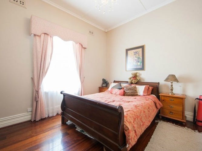 Character home, spacious backyard, minutes 6