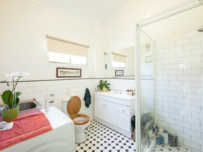 Character home, spacious backyard, minutes 7
